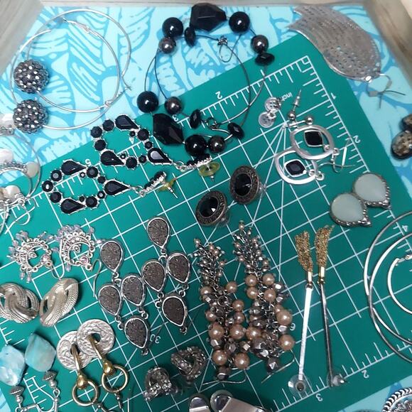 Curated Bundle Lot of 30 Pairs of Vintage to Present Silver Tone Earrings #1 - Picture 4 of 4